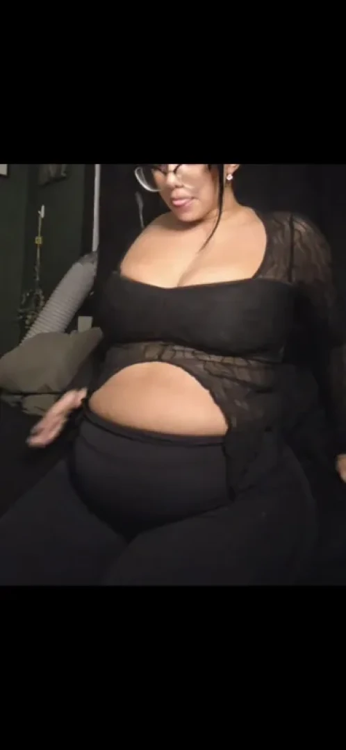 LunaThiccc - I love how my belly looks in leggings 