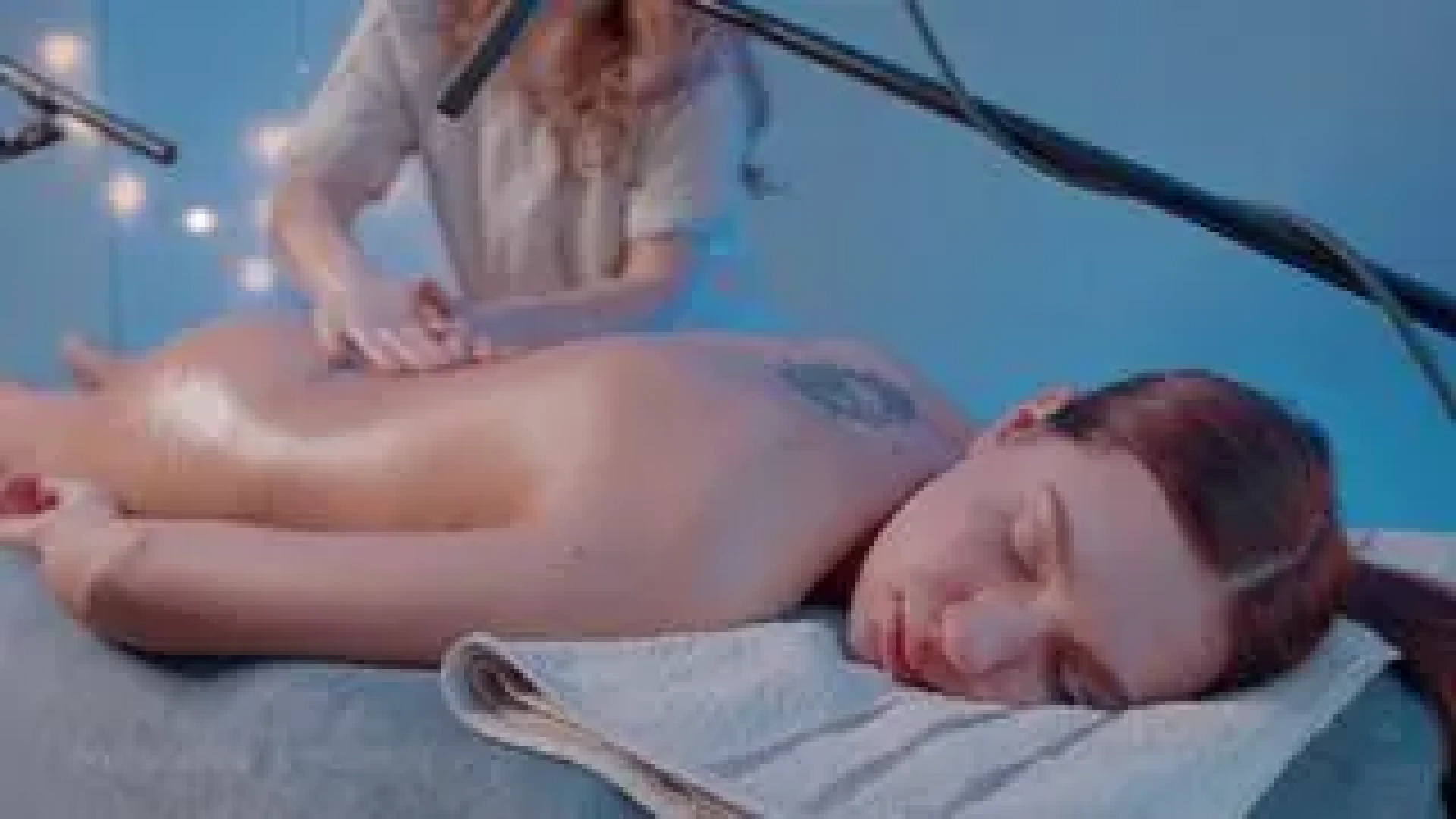 ASMR | MASSAGE - EARLY ACCESS: Back Massage by Yolana to Sandy — page 1