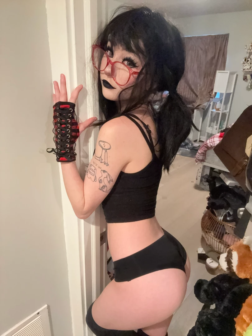 Sammynoodlesoup - black lipstick red glasses
