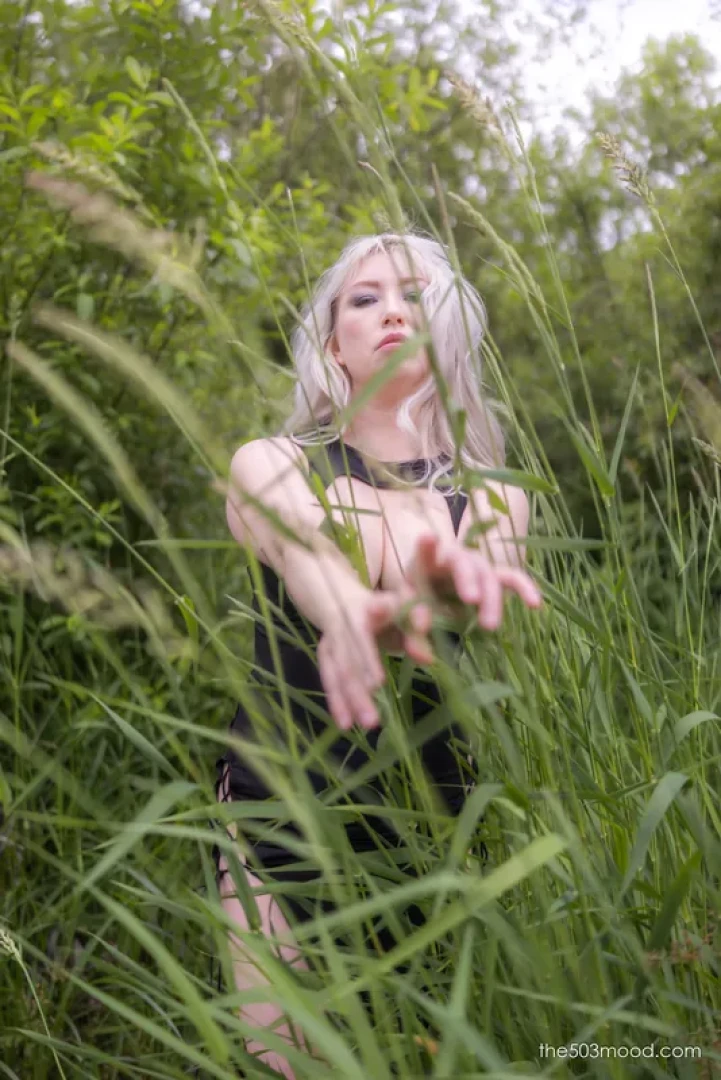 the503mood - Verronica - Green forest, black dress 